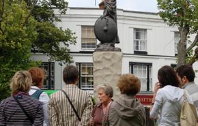 Guided tour in Abbey Gardens