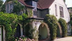 Enjoy luxury bed and breakfast in our friendly home.