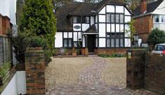 Tudorwood Guest House, FARNBOROUGH
